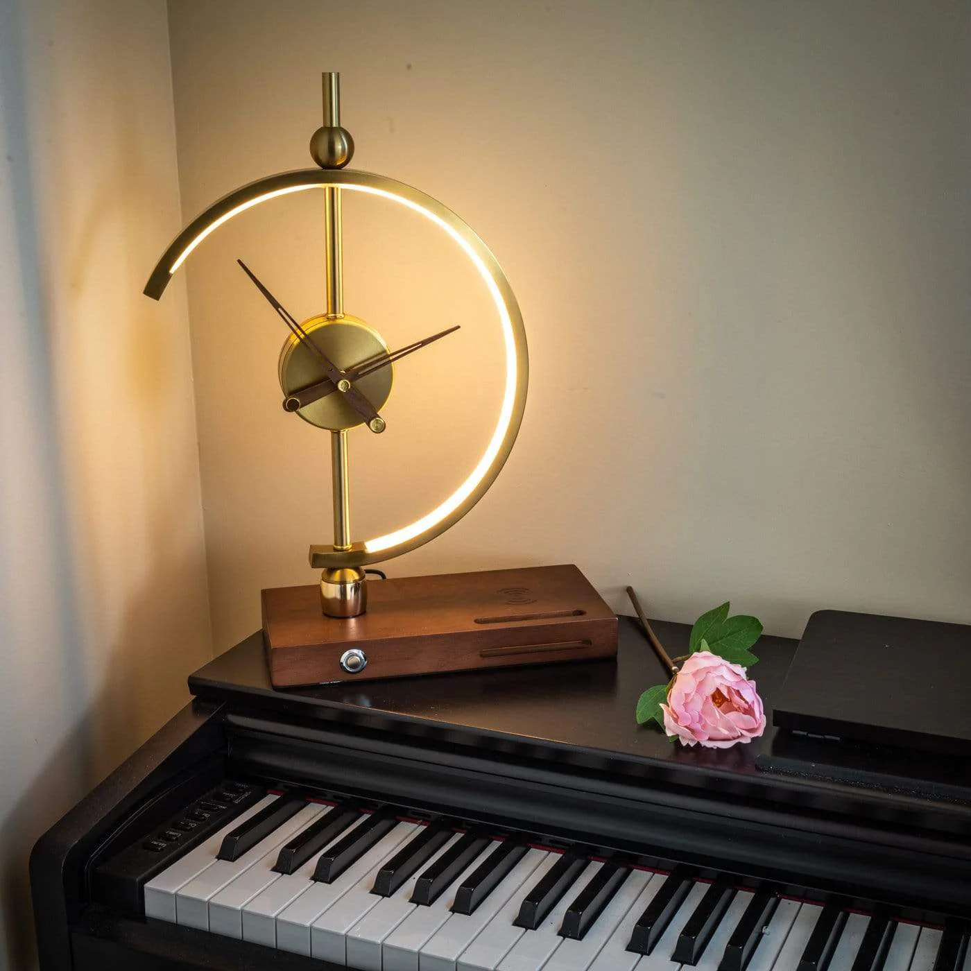 NagoyaLight™ | Luxe lampenklok met oplader | 70 EURO KORTING - Image 9